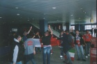 Canti in aeroporto prima della partita